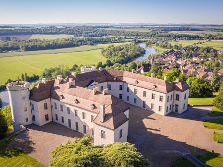 Le château de Ray-sur-Saône avec la Saône en arrière plan